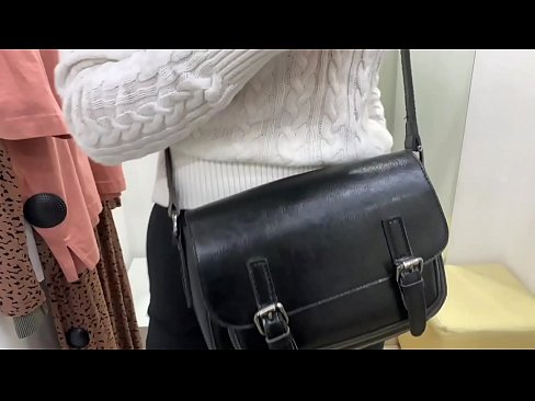 ❤️ فٹنگ روم میں ڈلڈو کے ساتھ نوجوان کتیا فیرل بیری کی عوامی مشت زنی ❤❌ مقعد فحش ❤